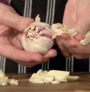 how to chop garlic